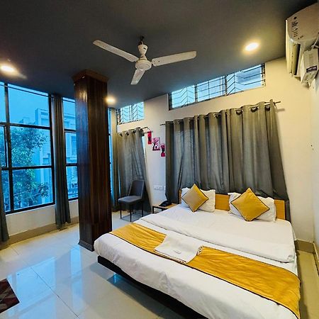 Hotel Aditya Palace Guwahati Bagian luar foto