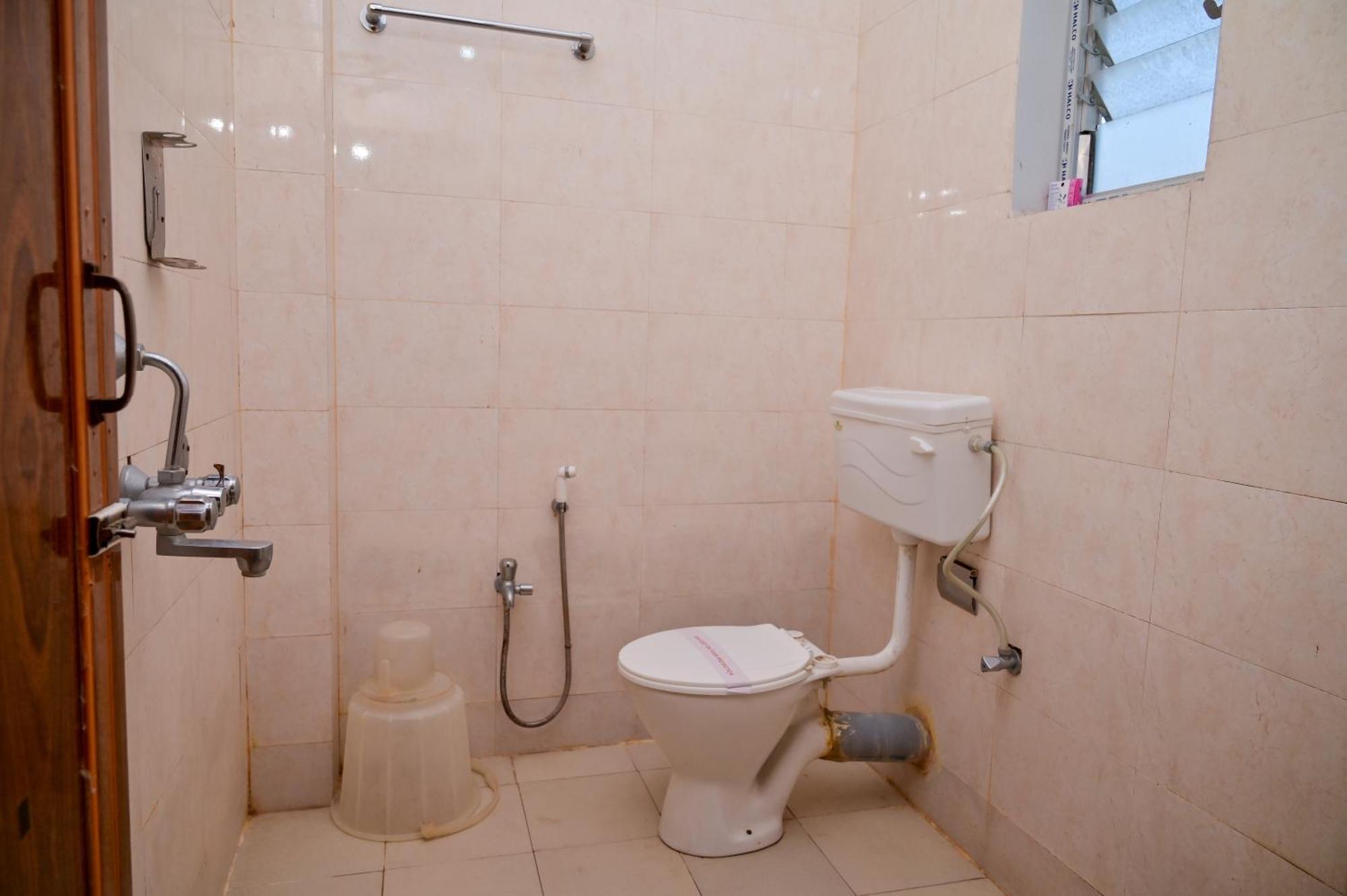 Hotel Aditya Palace Guwahati Bagian luar foto
