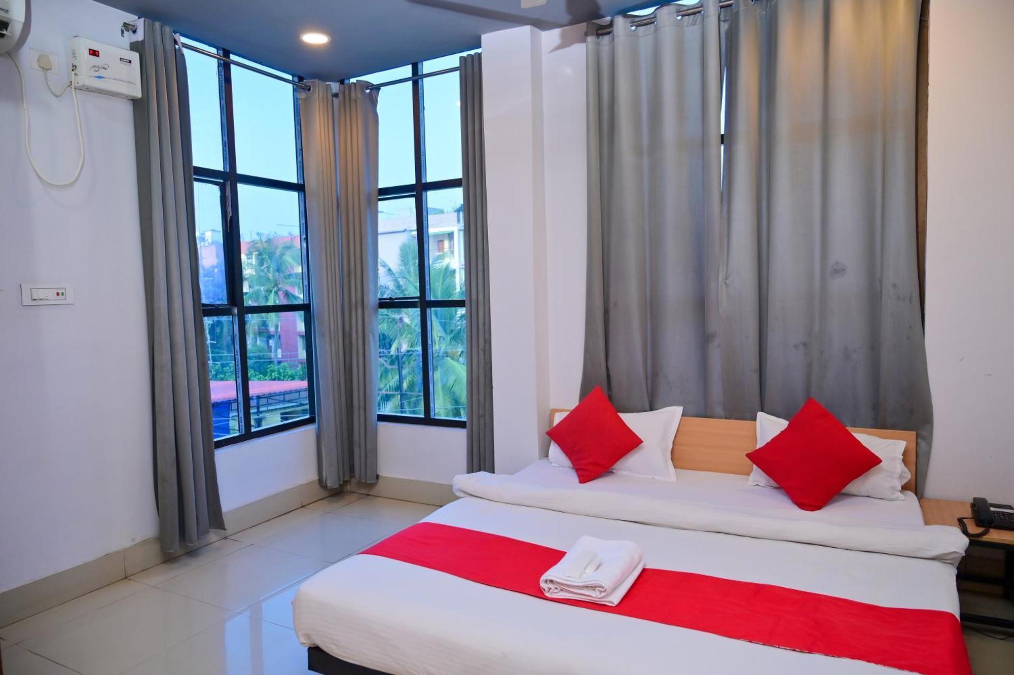 Hotel Aditya Palace Guwahati Bagian luar foto