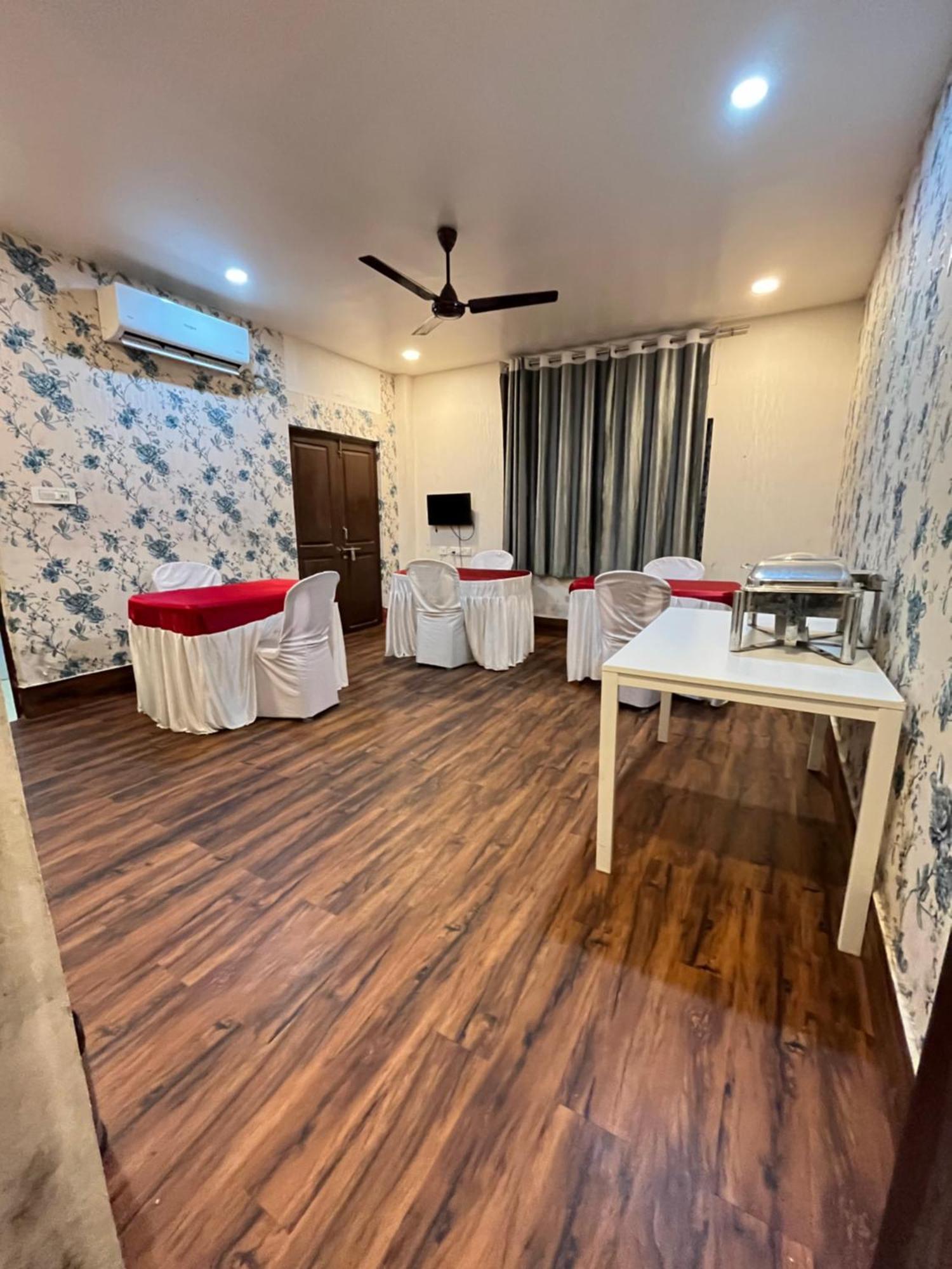 Hotel Aditya Palace Guwahati Bagian luar foto