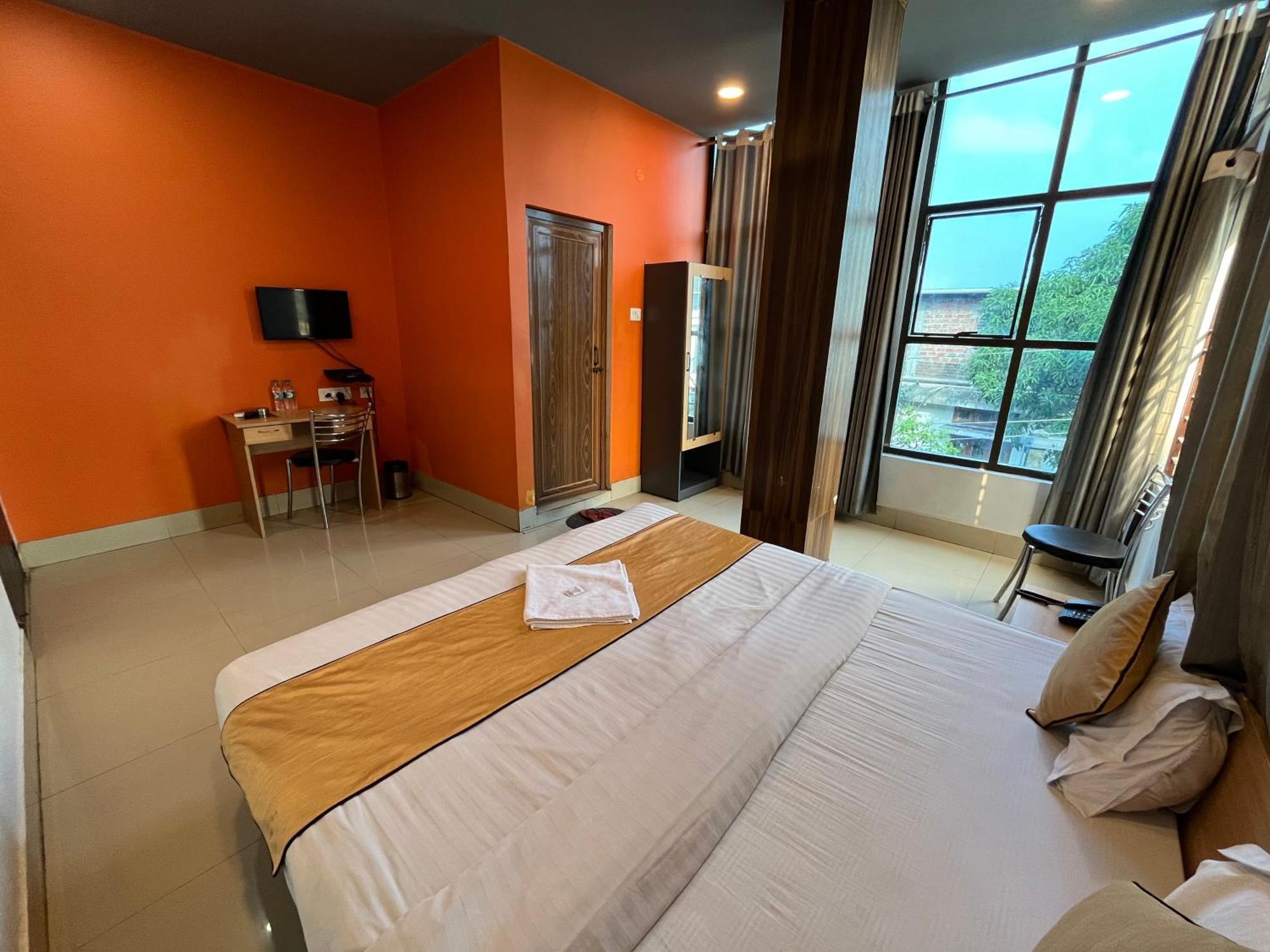 Hotel Aditya Palace Guwahati Bagian luar foto